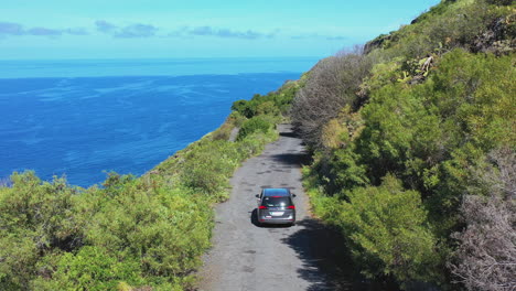 la conducción de automóviles en un acantilado sobre el océano, tenerife, islas canarias, españa