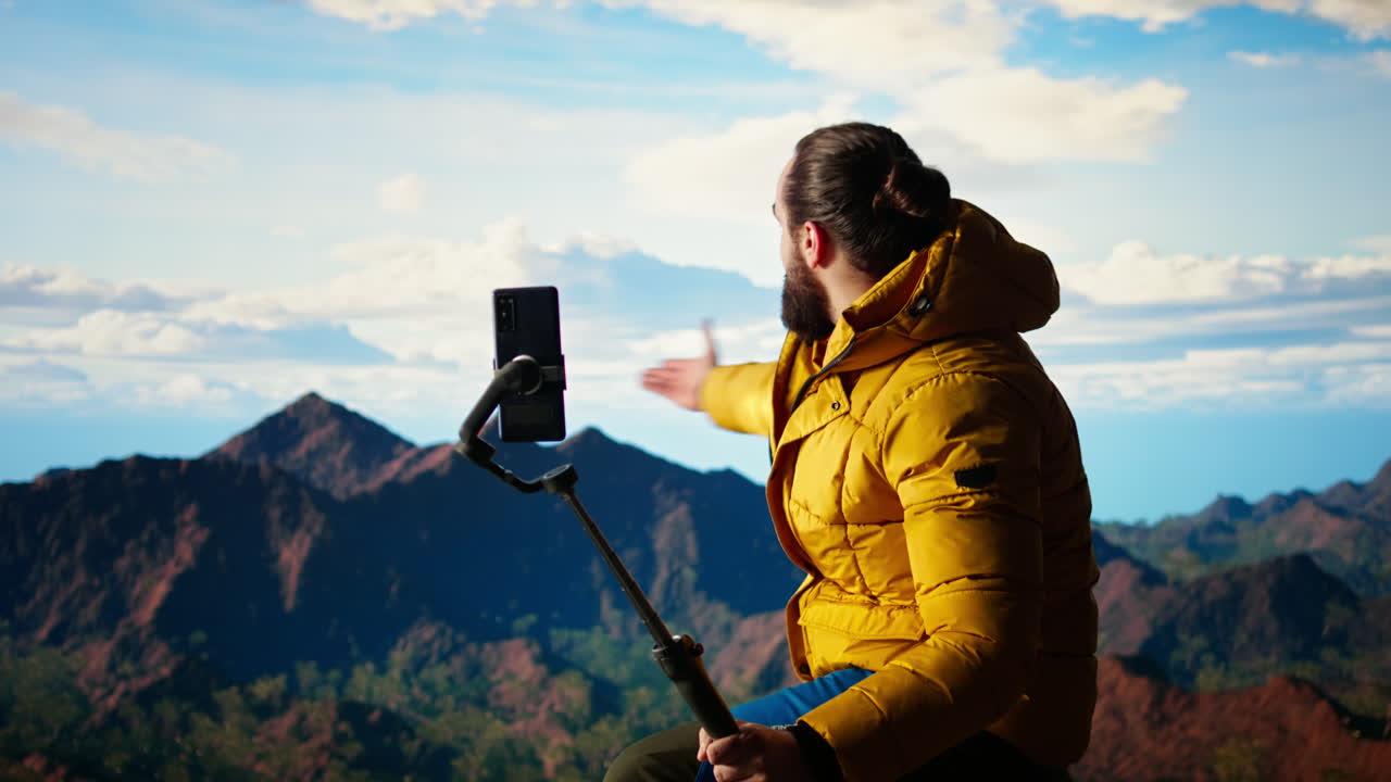 influencer de senderismo en vivo desde un impresionante pico de montaña