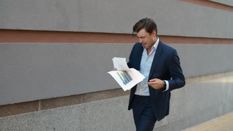 hombre de negocios exitoso lanzando documentos. hombre de negocios bailando en traje al aire libre