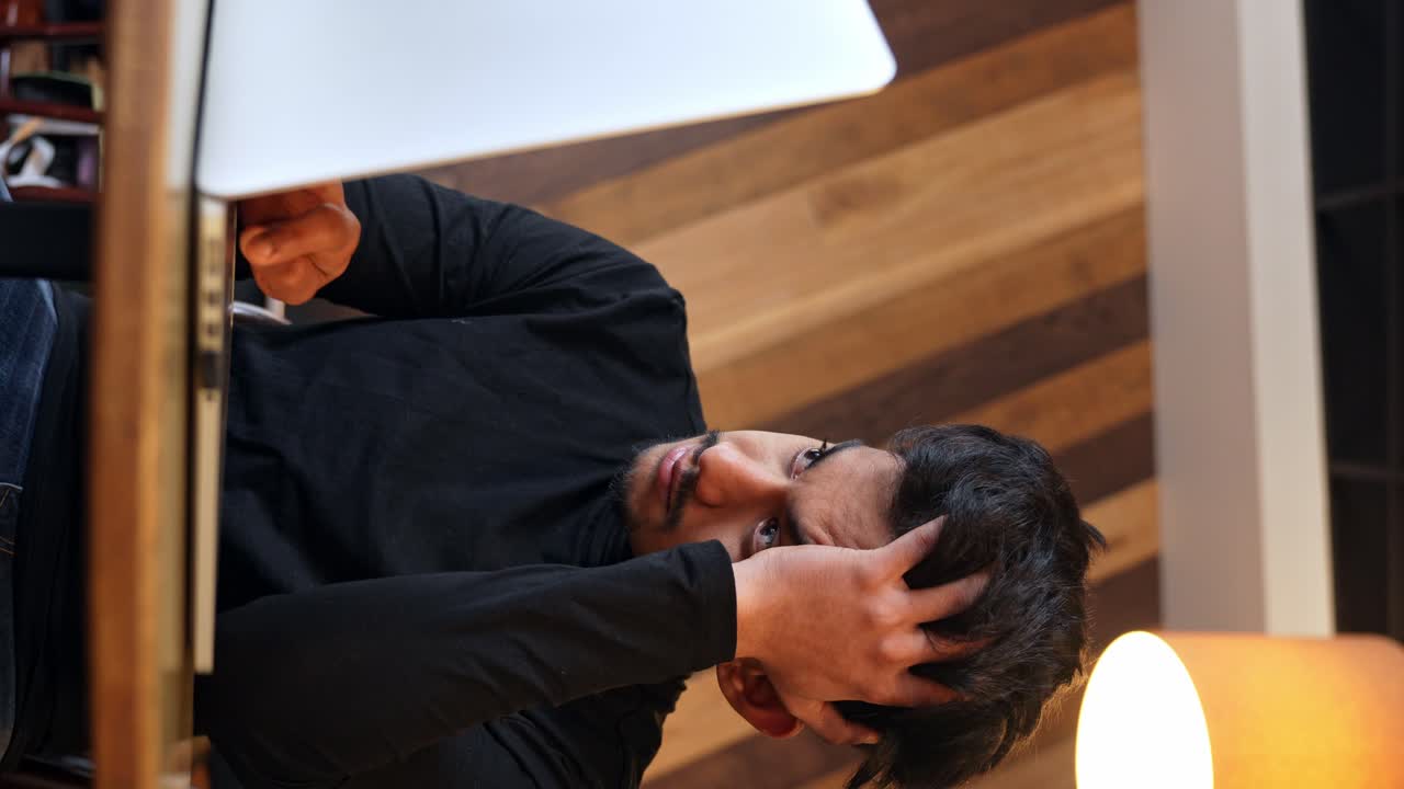 지루한 스리랑카 남자가 컴퓨터로 일하려고 하지만 못, 수직 표시