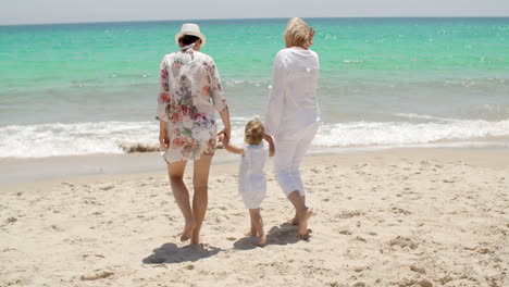 Abuela-Madre-Y-Niña-En-La-Playa