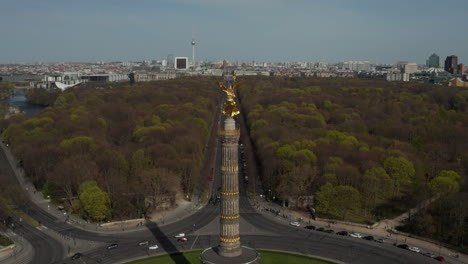 Antena:-Elevándose-Sobre-La-Columna-De-La-Victoria-De-Berlín-Estatua-Dorada-Victoria-En-La-Hermosa-Luz-Del-Sol-Y-El-Horizonte-De-La-Ciudad-De-Berlín,-Alemania-En-Segundo-Plano