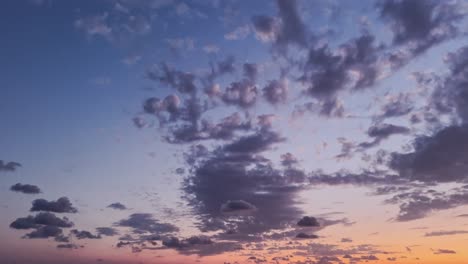 Bunter-Himmel,-Wolken-Und-Meer-Bei-Sonnenuntergang