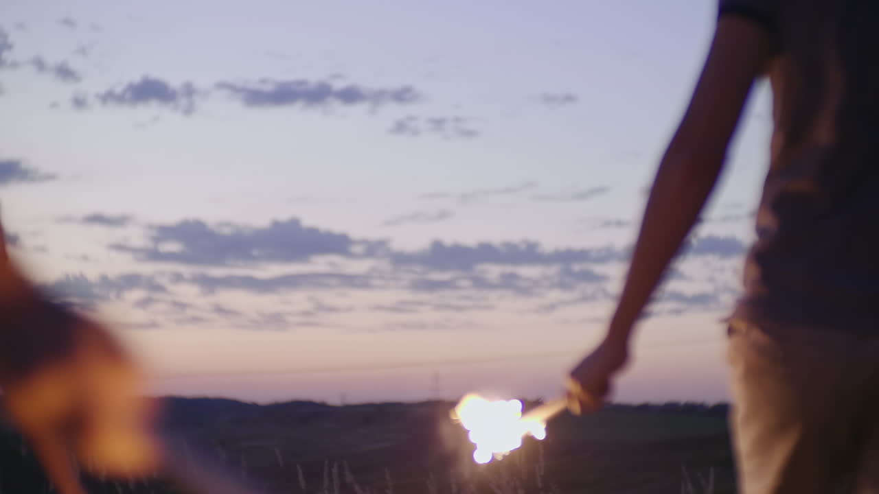 불꽃놀이나 벵골 조명으로 즐거운 시간을 보내는 친구들