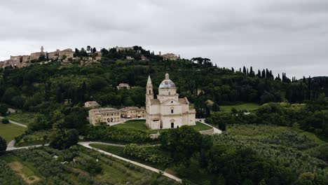 Vista-Aérea-De-Un-Monasterio-Remoto-En-El-Campo-De-Italia.