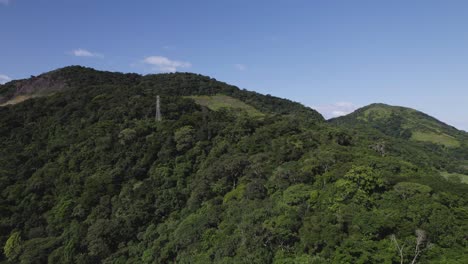 el dron sube muy alto, la cámara hacia el frente