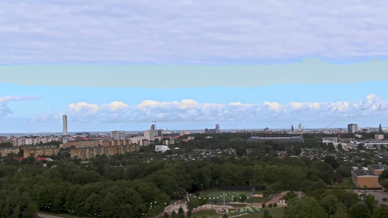 공중 드론 보기에서 말뫼 도시 파노라마의 전망을 아래로 기울입니다.