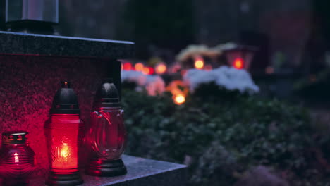 Quemando-Velas-Graves-En-Un-Cementerio