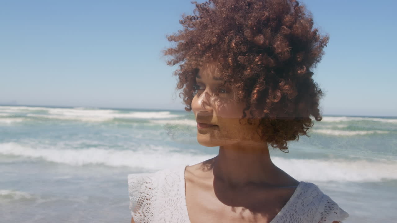 Animazione del mare su una donna afroamericana sorridente
