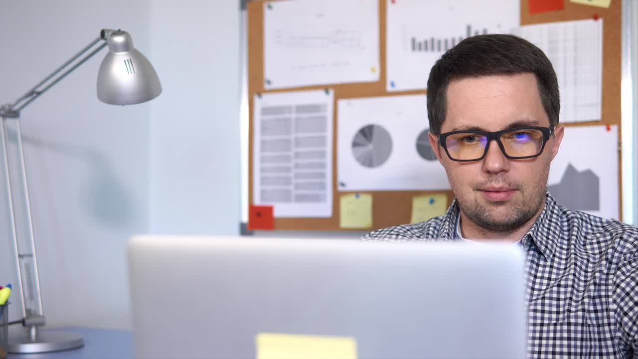 Hombre que trabaja en la computadora portátil en la oficina