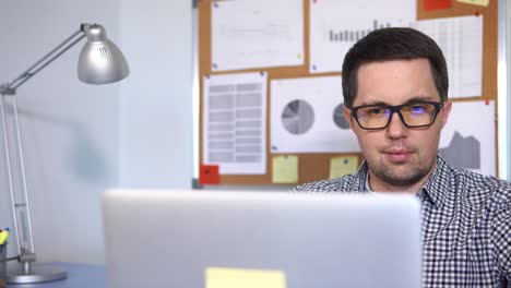 hombre trabajando en una computadora portátil en la oficina