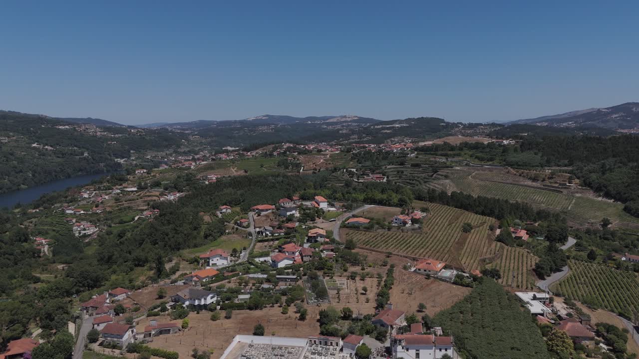 vista aerea di Castelo de Paiva con colline terrazzate di vigneti e fiume nel Portogallo settentrionale