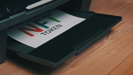 제트 프린터에 의해 인쇄 된  종이에 새겨진 nft 토큰 인쇄