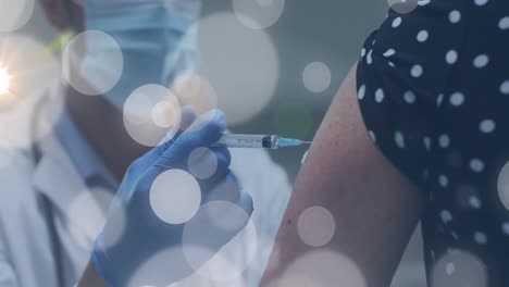 animación de puntos de luz sobre diversos médicos y pacientes vacunando