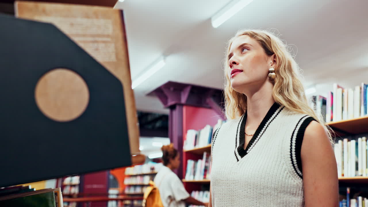 mujer revisando libros en una librería