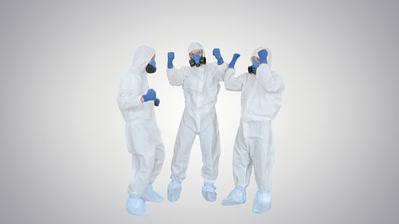 하자마트 슈트를 입은 의사들이 손을 쌓고 팀으로 작업합니다.