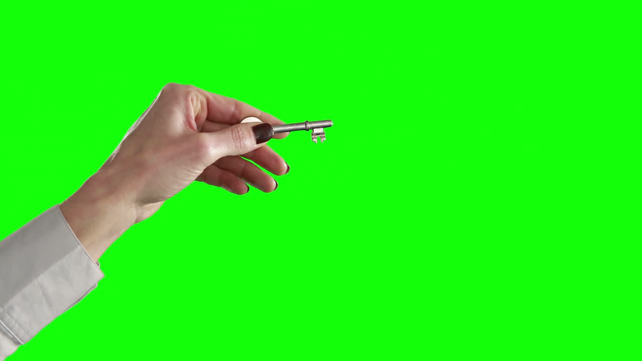 mujer de negocios girando la llave