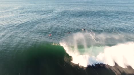 toma de video aéreo de drones de un surfista que cae sobre un arrecife desde la ola del océano océano pacífico costa central nsw australia 3840x2160 4k