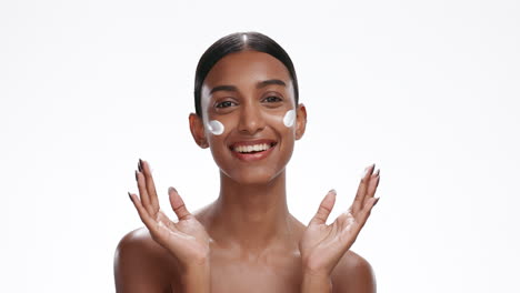 rostro de una mujer india con crema para la belleza