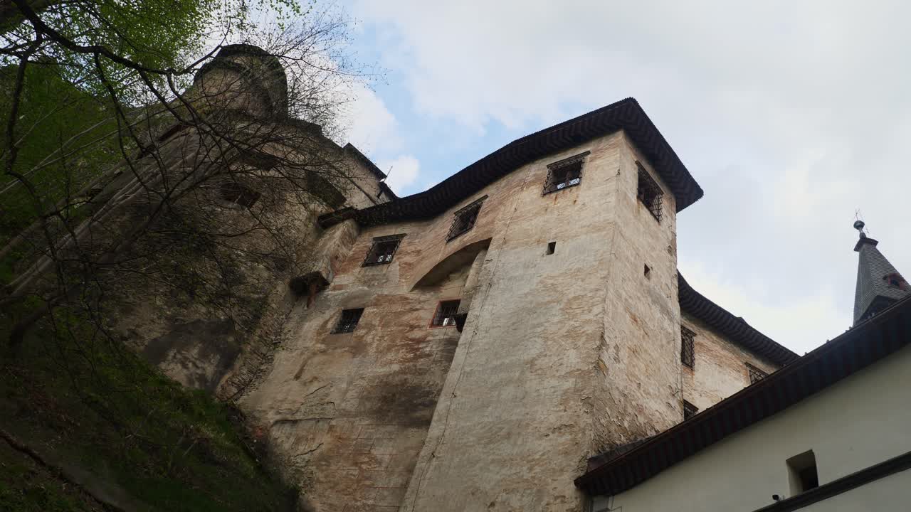 L'imponente Castello di Orava visto dal basso, Slovacchia