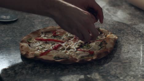 chef añadiendo hongos a la pizza