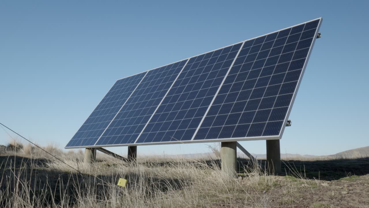 vista de ángulo bajo del panel fotovoltaico en pilotes de madera