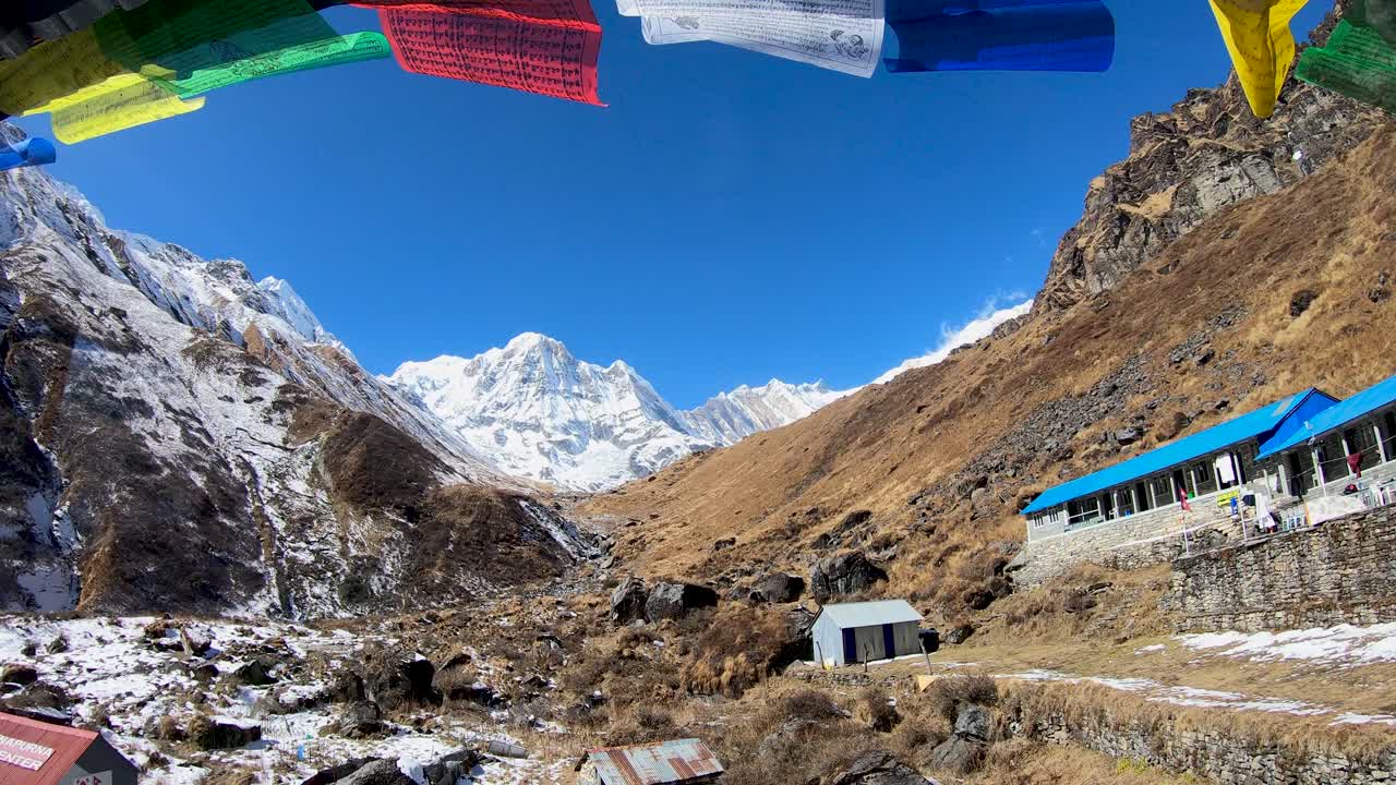 vistas a las montañas anapruna desde la base del campamento machapuchare