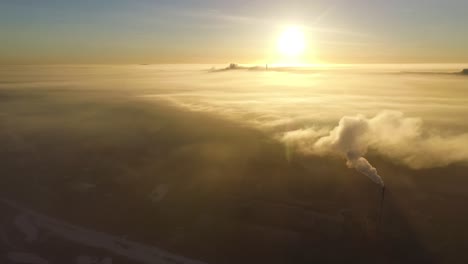 densa niebla sobre la ciudad de valmiera a principios de invierno mañana luz del sol imágenes aéreas toma amplia