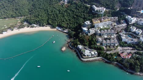 skyline von hong kong repulse bay mit luxuriösen wohnkomplexen an einem schönen klaren tag, luftaufnahme