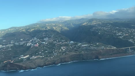isla de madeira, una vista panorámica aérea durante un giro a la derecha hacia el aeropuerto de funchal