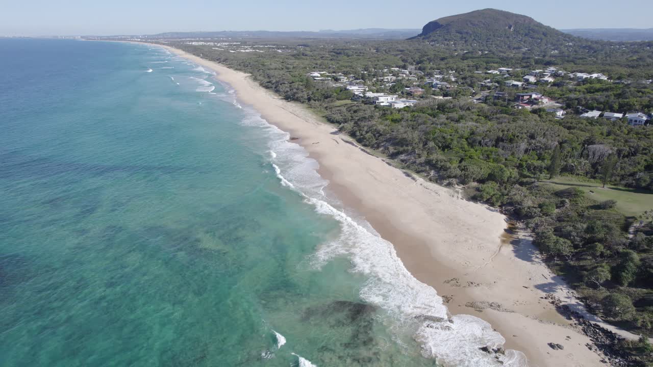 la playa de yaroomba con vista al monte coolum en queensland, australia