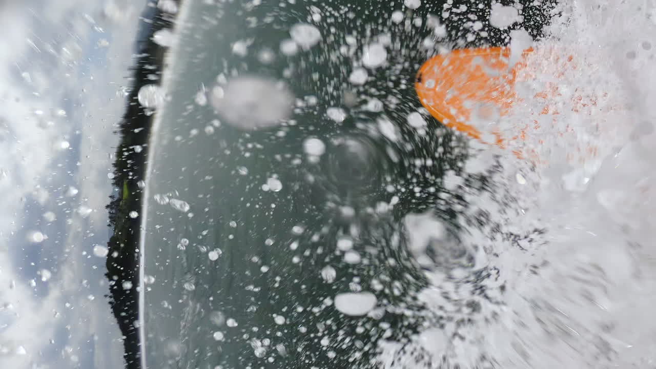 발리 발리 안 해변에서 롱 보드로 파도를 타고 코안으로 떨어지는