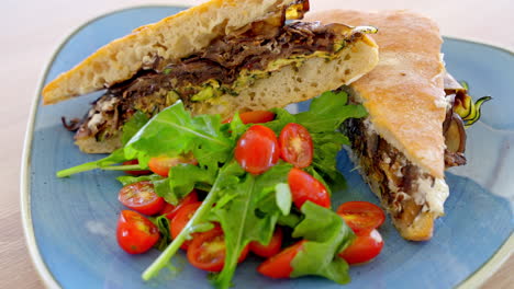 Delicioso-Pan-De-Sándwich-Ciabatta,-Berenjenas-A-La-Parrilla,-Calabacín-Y-Tomates-Cherry-En-El-Plato