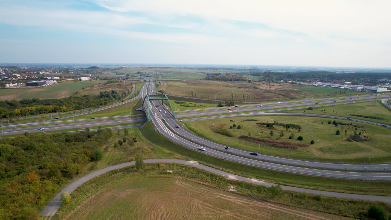 vista aérea del tráfico en la carretera de autopista de nueva construcción durante el día soleado y el puente de intersección