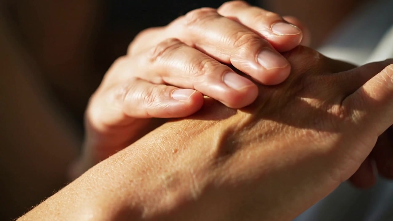 Mano superiore che scivola dopo il riposo, massaggiando la mano a casa, confortante e rivelando nocche e vene