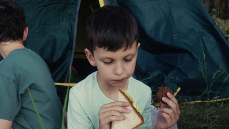 Family-camping-in-the-forest