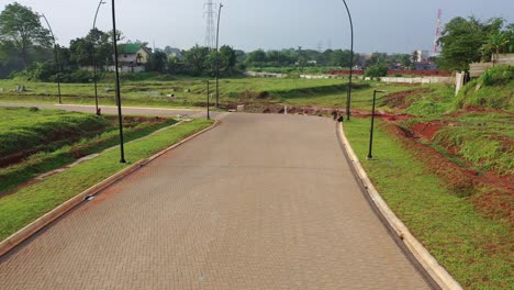 sitio de construcción y carretera en un desarrollo residencial