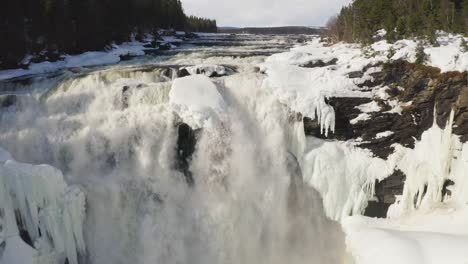 Drohnenaufnahmen-Von-Schwedens-Größtem-Wasserfall,-Tännforsen,-Im-Frühling-Und-Bei-Überschwemmungen,-Die-Aus-Dem-Ziel-Herauszoomen