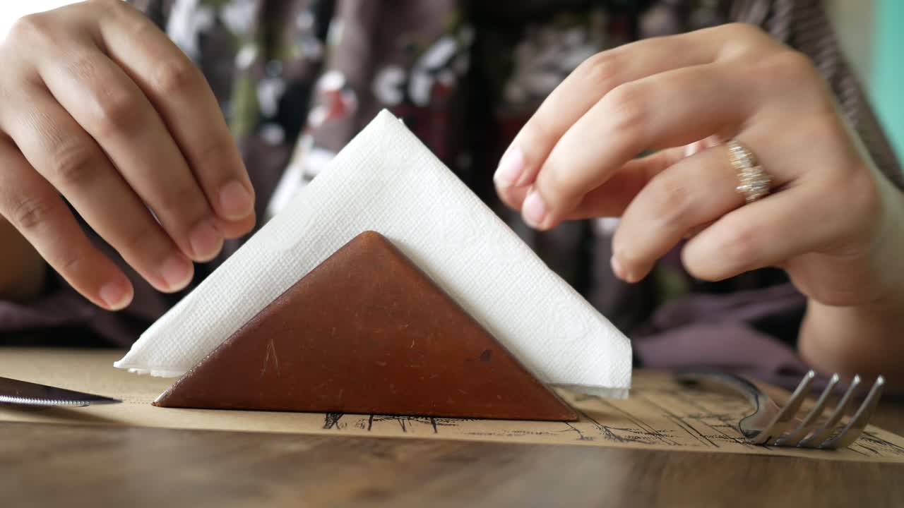 손으로 조직 종이 상자에서 조직의 조각을 꺼내 ,