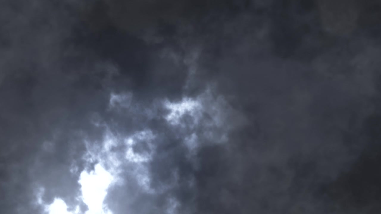 Cielo tempestoso con nuvole in movimento e fulmini in un'atmosfera scura e cupa