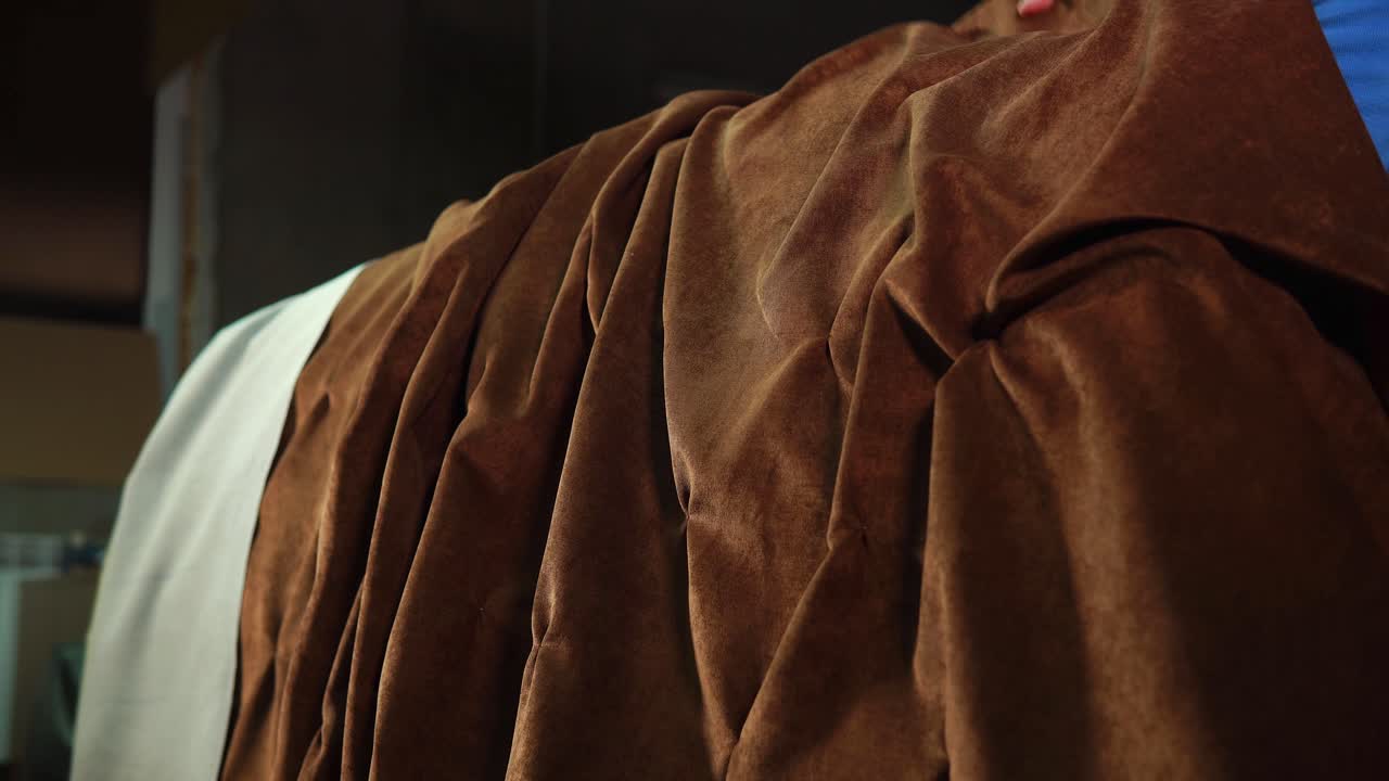 맞춤형 가죽 작업 진행 중