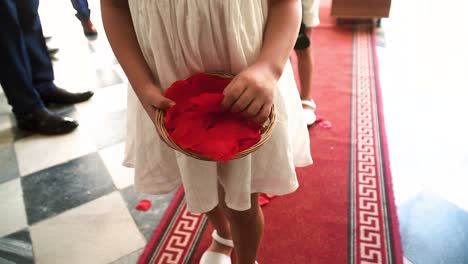 Niña-Lanzando-Pétalos-De-Rosas-Rojas-En-El-Suelo-En-Una-Boda