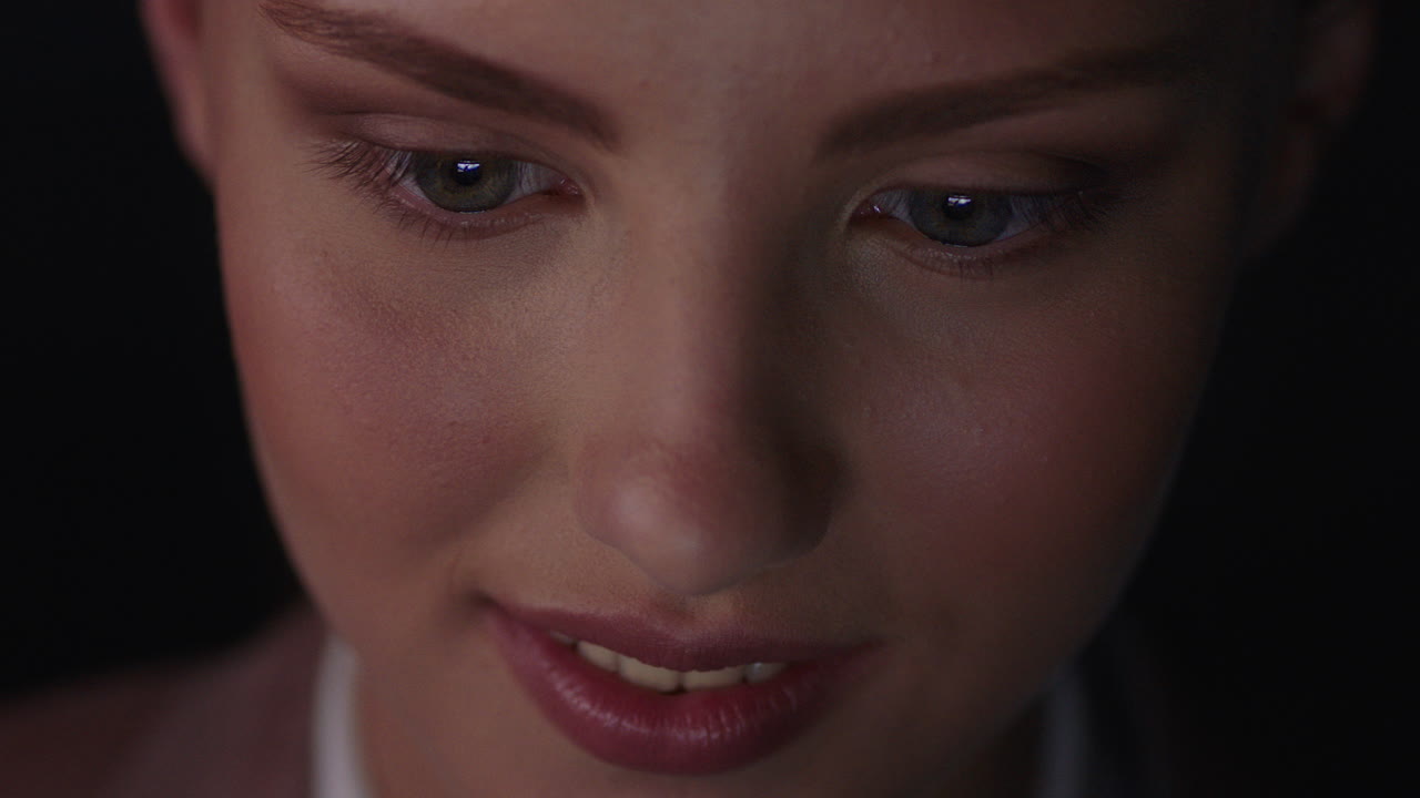 retrato de cerca de una mujer hermosa usando una tableta viendo una película por la noche mirando la pantalla disfrutando del entretenimiento