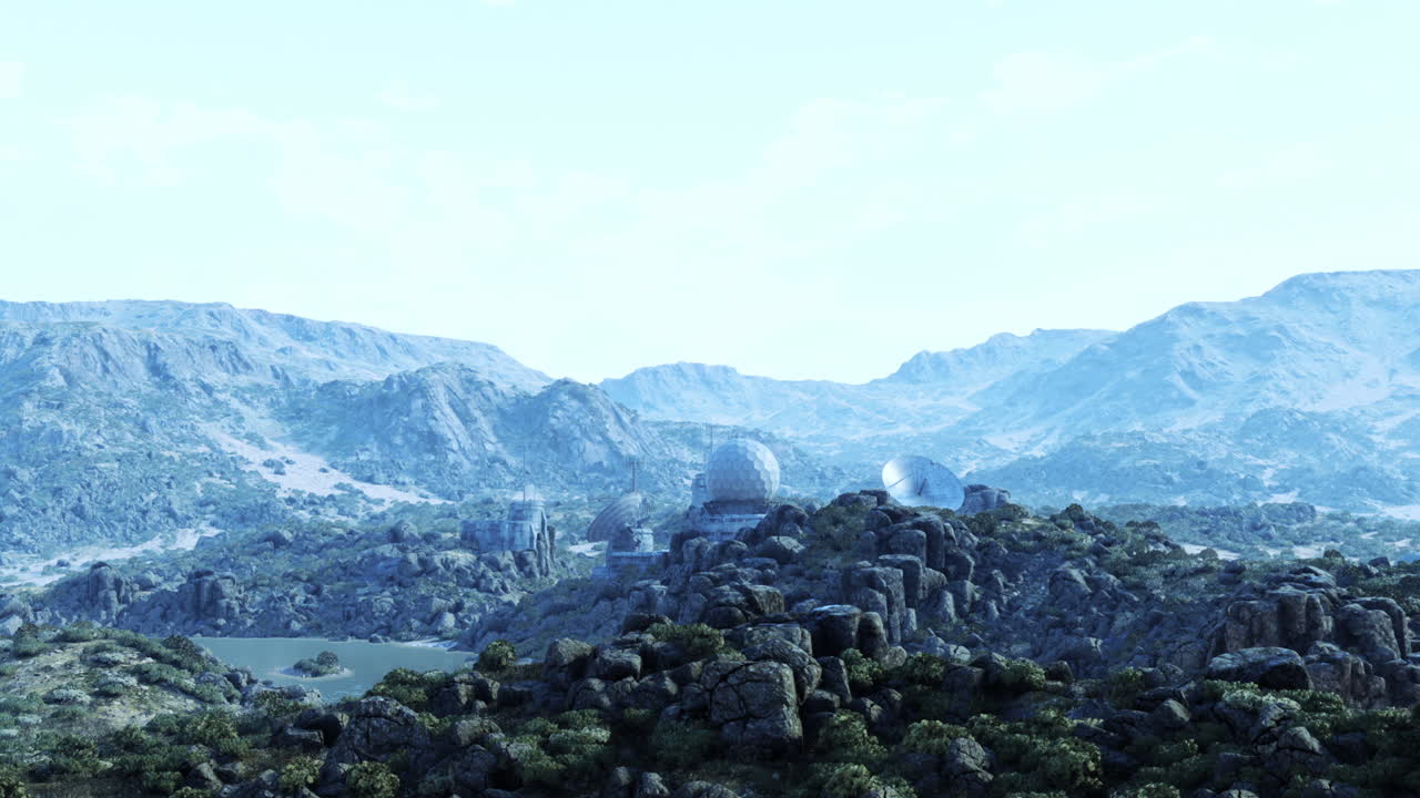 레이더 접시와 작은 건물이 있는 황폐한 산악 풍경