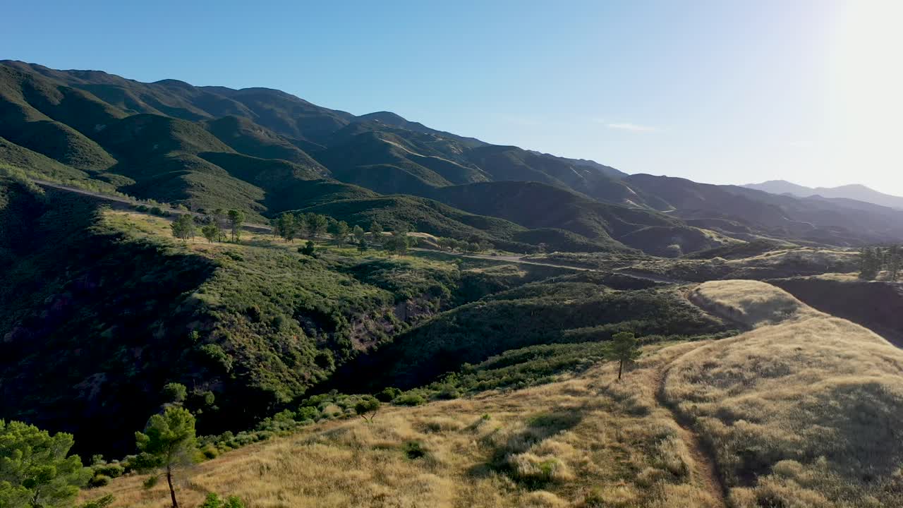 imágenes de drones tomadas cerca de lake hughes road en castaic, california