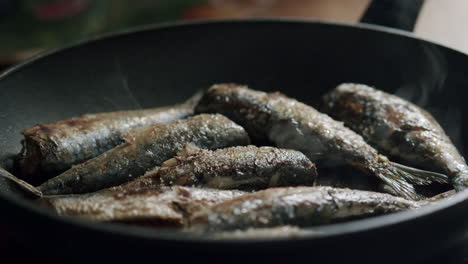 Cena-Casera-De-Mariscos-Condimentando-Sardinas-Fritas-Con-Sal