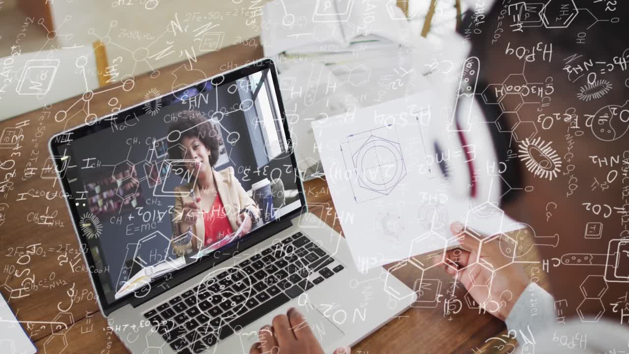 animación de ecuaciones maremáticas sobre diversas personas de negocios que tienen una videollamada