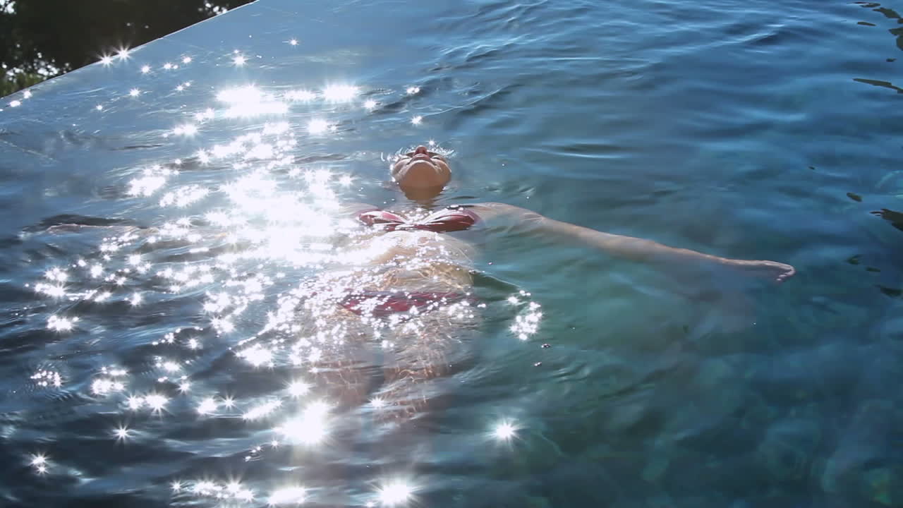 등 위에 떠다니는 여자