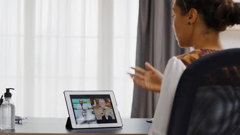 mujer durante una videoconferencia