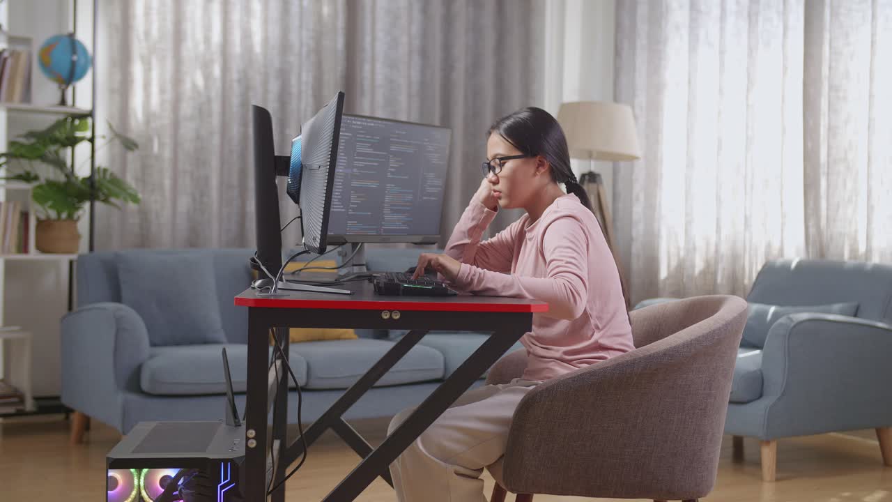 집에서 컴퓨터에서 작업하는 여자